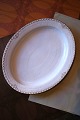 K&Co. 
præsenterer: 
Sjældent 
ovalt Royal 
Copenhagen 
serveringsfad i 
Prinsesse med 
guld 
dekorationer. 
41x32,5cm. ...