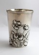 A. Dragsted. Kleine silberne Vase mit Blumenmotiv. Höhe 8,3 cm. Hergestellt 
1900. Mit einigen Gebrauchsspuren.