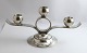 Lundin Antique 
präsentiert: 
C. F. 
Heise. Sterling 
(925). 
3-armiger 
Kerzenleuchter. 
Höhe 12,5 cm. 
Länge 25 cm. 
...