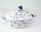 Osted Antik & 
Design 
præsenterer: 
Terrin – 
Musselmalet 
Riflet – Royal 
Copenhagen – 
No. 214 – ca. 
1950
Flot stand
