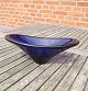 Holmegård 
kunstglas, oval 
bordskål i 
mørkeblåt glas
