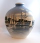 Lundin Antique 
præsenterer: 
Royal 
Copenhagen. 
Unika af Harald 
Henriksen. Stor 
vase med 
sejlbåde. Højde 
34 cm. ...