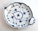 Lundin Antique 
præsenterer: 
Royal 
Copenhagen. 
Musselmalet 
Halvblonde. 
Blad asiet. 
Model 549. 
Længde 26,5 cm. 
(1 ...