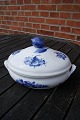 Blå Blomst Flettet porcelæn. Ragoutfad med låg nr. 8054 i 2. sortering.
