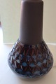 Søholm lampe
Søholm Stentøj Bornholm Denmark
Design: Einar Johansen
Stemplet
Fra 1960'erne
H: 14cm
Diam: 8cm i bunden
Bemærk: Fatningen er løs