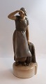 Bing & Grøndahl. Porcelænsfigur. Kvinde med fiskenet. Model 2036. Højde 26 cm. 
(1 sortering)