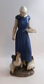 Bing & Grøndahl. Porcelænsfigur. Hønsepige. Model 2220. Højde 23,5 cm. (1 
sortering).
