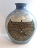 Bing & 
Gröndahl. Vase. 
Modell 
1386/5506. Höhe 
25 cm. (1 ...