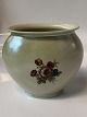 Lyngby vase med 
blomstermotiv.
Højde 9,5 cm