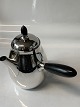 Antik Huset 
præsenterer: 
Georg 
Jensen 
sterlingsølv 
kaffekande.
Kaffekande No 
80 A .
