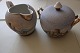 ViKaLi 
præsenterer: 
Smukt og 
sjældent sukker 
- fløde sæt af 
porcelæn
Sukkerskål med 
låg og 
flødekande
Fra "T" ...
