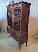 Skab med 
vitrineoverdel
 Kr. 3200,-