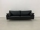 MR Retro Design 
præsenterer: 
Søren Lund 
SL329 3 
Pers.Sofa i 
sort solid 
læder og med 
ben i IG15 mat 
...
