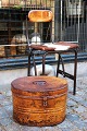 Gammel oval metal boks med gammel original bemaling og fin patina.
Super fin til opbevaring...
