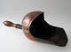 Pegasus – Kunst 
- Antik - 
Design 
präsentiert: 
Kornmass-
Gerät aus 
Kupfer. 19. Jh. 
Dänemark.