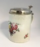 Lundin Antique 
præsenterer: 
Royal 
Copenhagen. 
Lågkrus 
dekoreret med 
blomster med 
sølvlåg. Låg 
ikke stemplet. 
...