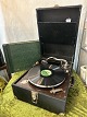 Stentoft Antik 
præsenterer: 
Vintage 
grammofon ,
HMV . His 
master 
fra 1898