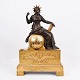 Osted Antik & 
Design 
præsenterer: 
Fransk 
Kaminur - 
Bronze - 
Udsmykket Med 
Kvindefigur med 
strålekrone og 
bog - ...