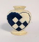 Lundin Antique 
präsentiert: 
Aluminia 
Herz blau. Höhe 
7,5 cm.