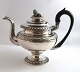 Lundin Antique 
præsenterer: 
Levin 
Dyrkopf, 
København 
(1790-1843). 
Sølvtekande 
(830). Prydet 
med liggende 
løve ...
