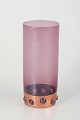 Nanny Still for 
Raak
Vase i violet 
glas og kobber. 
...