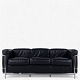 Le Corbusier / Cassina.
LC 2/3 - 3. pers sofa i originalt sort læder med stel i stål. Stemplet fra 
producent.
1 stk. på lager
