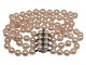 Dobbeltradet perle armbånd af store japanske rosa Akoja perler med 14 karat 
hvidgulds vedhæng med safirer