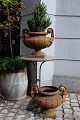 K&Co. 
præsenterer: 
Store , 
franske 1800 
tals jern 
krukker med 
hanke og en 
rigtig fin 
gammel 
patina...
