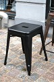 Original gammel fransk Tolix taburet i sortmalet metal med fin patina...