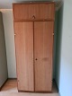 Klædeskab 
Kr. 4800,-