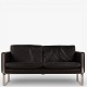Roxy Klassik præsenterer: Hans J. Wegner / Carl Hansen & SønCH 102 - 2 pers. sofa i mørkebrunt, patineret ...