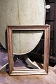 K&Co. præsenterer: Antik 1800 tals træ ramme med original gammelsølvbelægning.62x49,5cm...