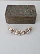 Karstens Antik præsenterer: Vintage sølv broche udformet som ranke med blomster og blade
