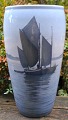 Royal Copenhagen stor vase med sejlskibe, no. 2105/66, ...