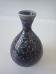 Adagio præsenterer: Berndt Friberg - lille dråbeformet vase i stentøj.