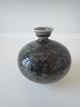 Adagio præsenterer: Berndt Friberg - lille buttet vase i stentøj.