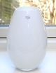 Sus Antik præsenterer: Hvid Cocoon vase 21 cm. Holmegaard