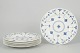 L'Art præsenterer: Sæt af syv middagstallerkener i blåmalet musselstil fra Churchill Staffordshire.