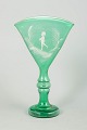 L'Art præsenterer: Mary Gregory stil grønt glas bæger, håndemaljeret figurmotiv.