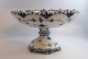 Lundin Antique præsenterer: Royal Copenhagen. Musselmalet, helblonde. Stor frugtskål på fod. Model 1022. Højde ...