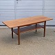 Kinnerup Antik & Porcelæn præsenterer: Sofabord med hyldeteak130 cm