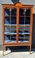 Pegasus – Kunst - Antik - Design præsenterer: Engelsk vitrineskab i mahogni med intarsia, ca. 1930.