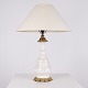 Osted Antik & Design præsenterer: Lampe i Hvid Opalineglas med Rødt Mønster og Messingfod fra 1880’erne