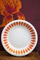 K&Co. præsenterer: Retro dybtallerken fra Lyngby Porcelæn (Danild) fra 60érne.i mønsteret Orange Lotus.