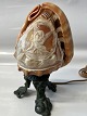 Antik Huset præsenterer: Camè bordlampe, ca. 1920 - 1930. KonkylieGudinden Aurora.