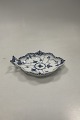Danam Antik præsenterer: Royal Copenhagen Musselmalet halvblonde Lille bladformet kagefad No. 550