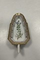 Danam Antik præsenterer: Kongelig Porcelæn Flora Danica skål med hank No. 20/3542