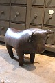 K&Co. præsenterer: Original Dimitri Omersa fodskammel i læder fra 60érnei form af en tyr med en fin gammel ...