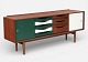 Lundin Antique præsenterer: flot lav teak skænk med vendbare låger, designet af Bruno Hansen. JP Design. ...