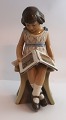 Lundin Antique præsenterer: Dahl Jensen. Porcelænsfigur. Pige med bog. Model # 1107. Højde 22 cm. ( 2 sortering )